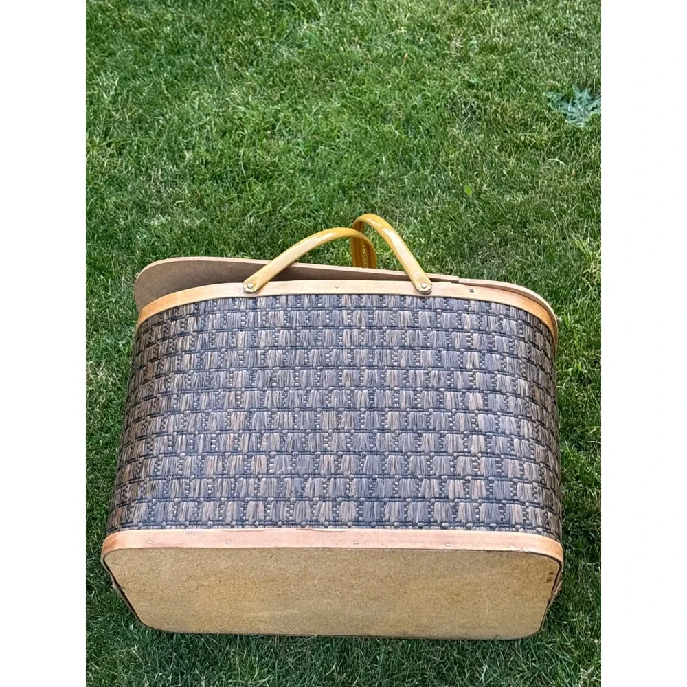 Vintage Woven Picnic Basket W/ Yellow Hawkeye Mugs & Tray set of 12 six each